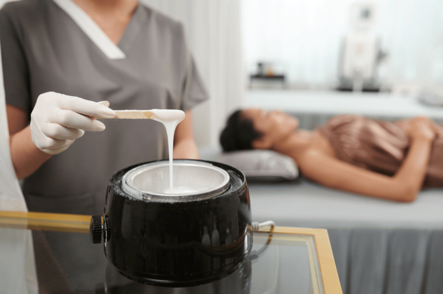 Ghidul începătorului: cum folosești corect un încălzitor de ceară la salon?